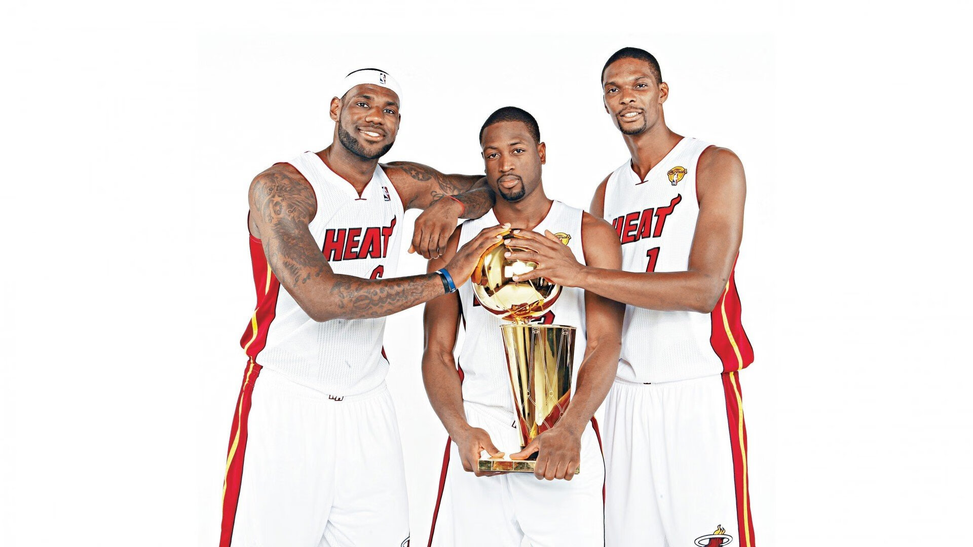 NBA常规赛湖人主场险胜篮网 詹姆斯关键三分扭转局势，湖人进常规赛